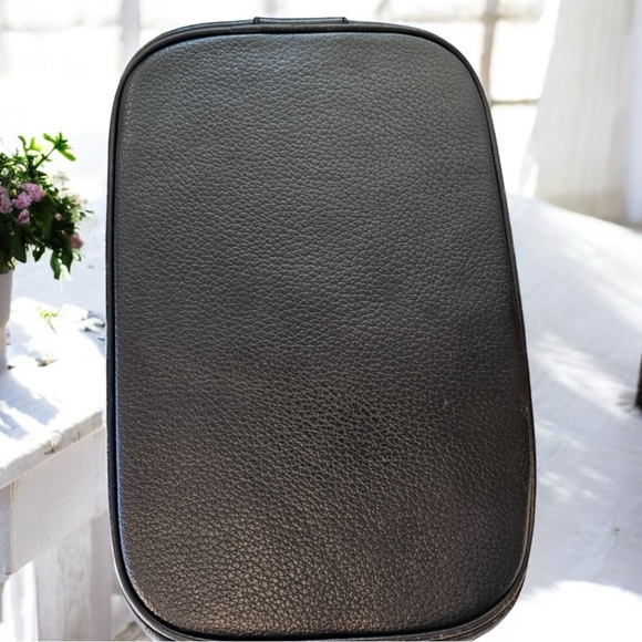 Vintage Burberry’s Black Leather Drawstring Bucket Bag & Burberry Bag Charm Set - Picture 9 of 16